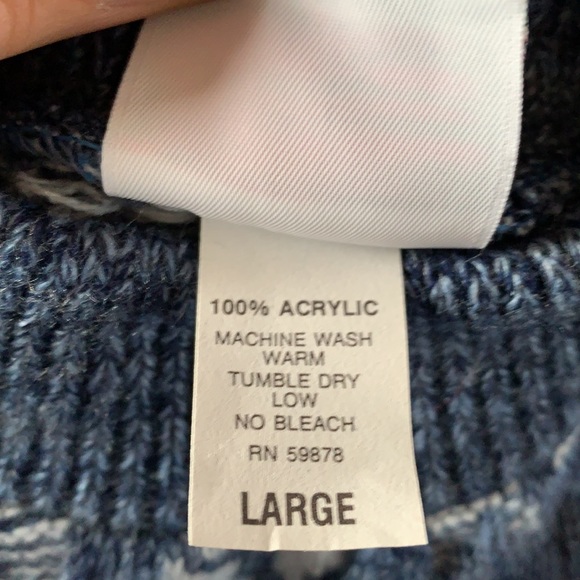 sweater no rips pulls or tears - Picture 4 of 4